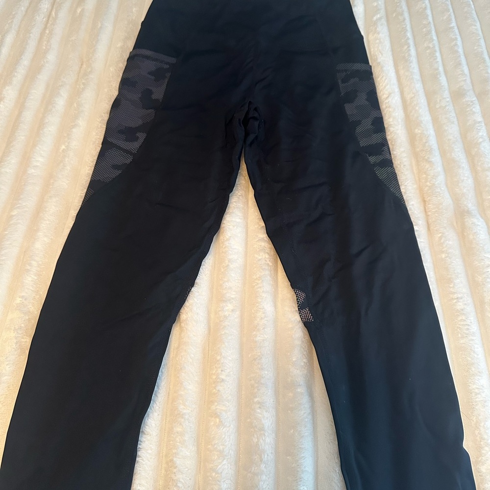 ZYIA Black Camouflage Capris